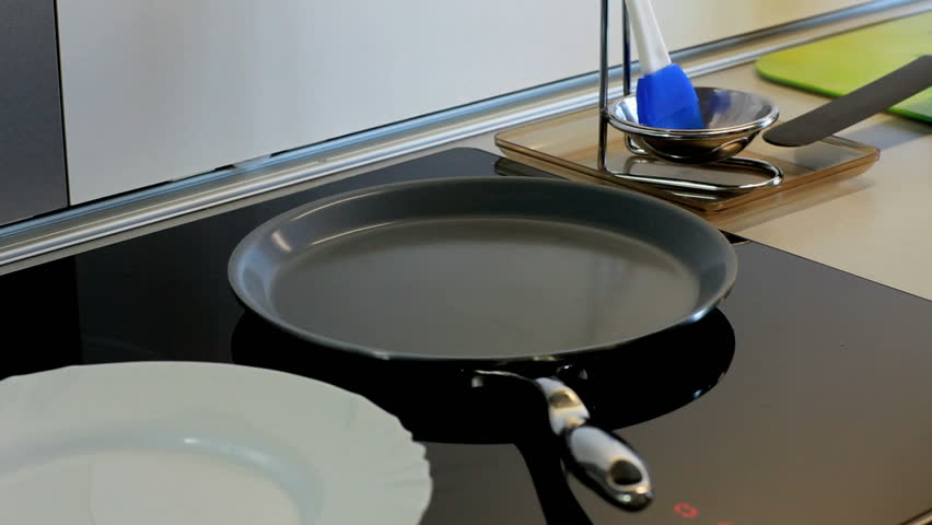 Smears and warm up the pan