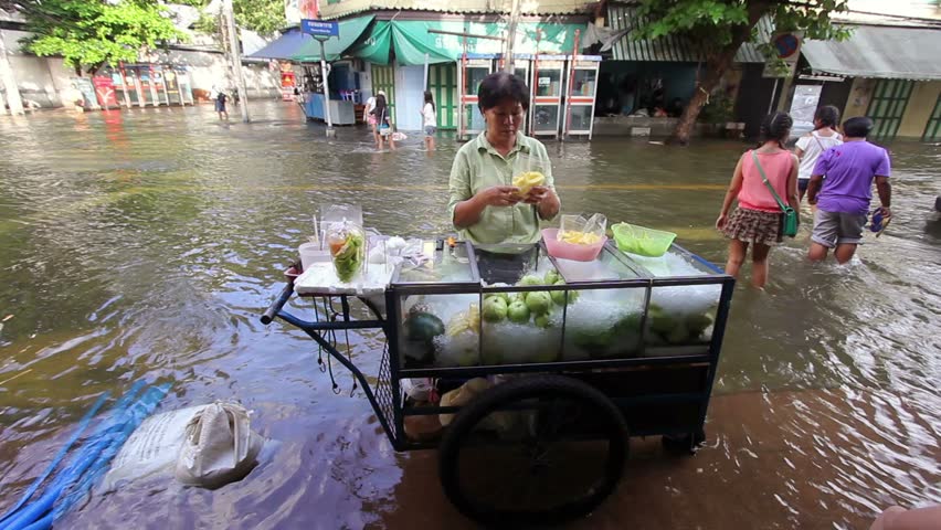 BANGKOK - 30 OCTOBER 2011: Street under flood near Chao Phraya River