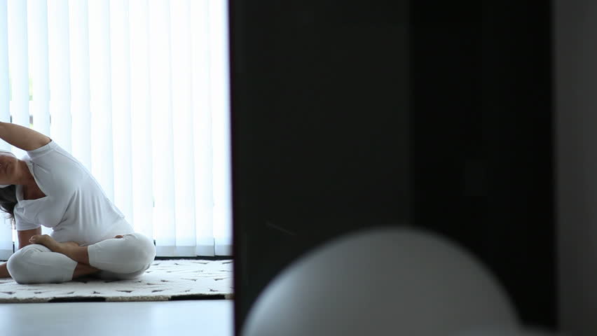 Senior woman doing yoga: Full HD Photo JPEG