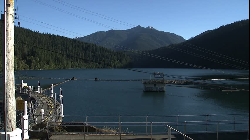 lake behind glens canyon dam to dam