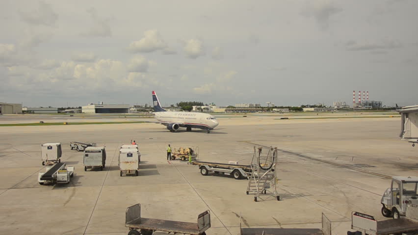 FORT LAUDERDALE - JUNE 4: US Airways Boeing 737 passenger jet arriving at terminal in Fort Lauderdale, Florida on June 4th, 2012