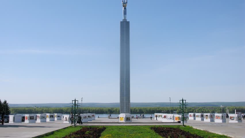 Monument of glory stands on square of Glories in sunny day in Samara, time lapse