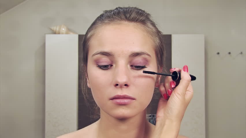 woman does make up