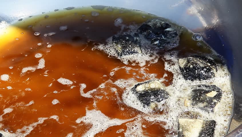strong-smelling preserved bean curd,also called smelly tofu, the tofu boiled in the oil