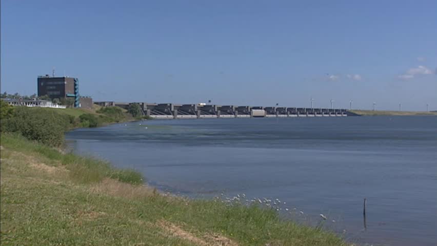 hold + pan Haringvliet Dam + New Waterway. The Haringvliet dam is an open dam which bridges the 4.5 kilometers of water between Goeree-Overflakkee and Voorne Putte.
