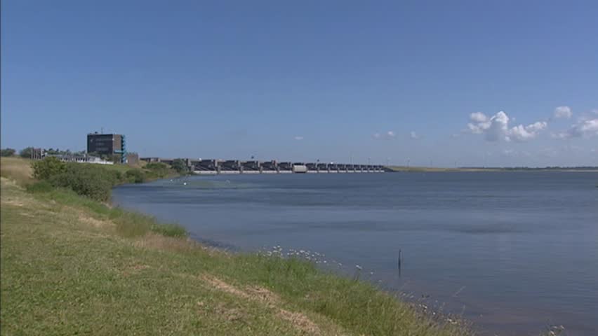 hold + zoom Haringvliet Dam + New Waterway. The Haringvliet dam is an open dam which bridges the 4.5 kilometers of water between Goeree-Overflakkee and Voorne Putte.
