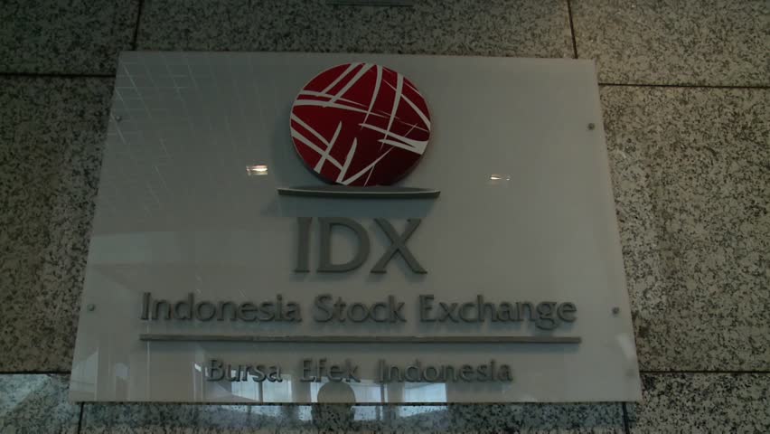 JAKARTA, INDONESIA - NOV 20: Traders at the Indonesia Stock Exchange on Nov 20, 2012 in Jakarta, Indonesia. The IDX will begin trading 30 minutes earlier in 2013.