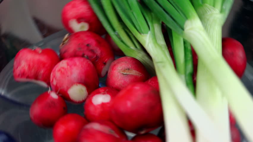 Radish and spring onion spinning 