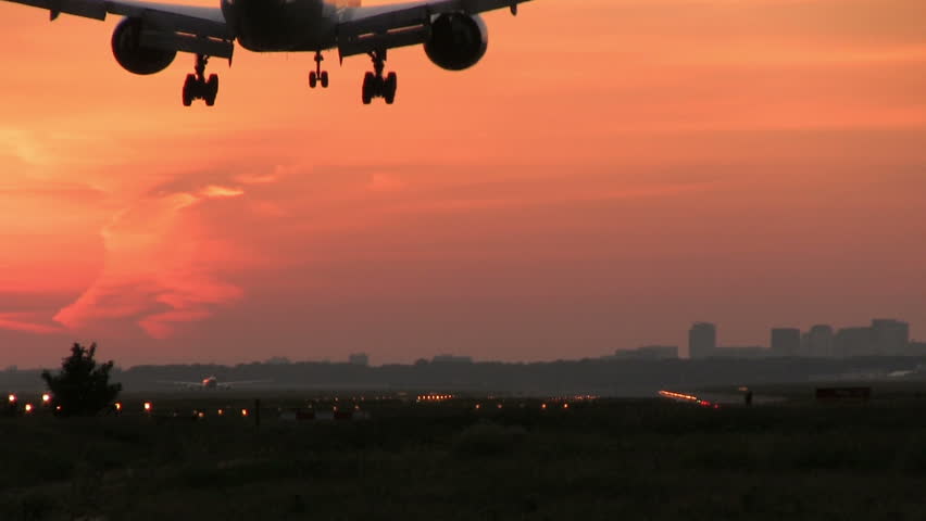 Big plane landing at dusk
All Airplane footage has been recorded with the use of a Rode NTG-1 External Microphone 