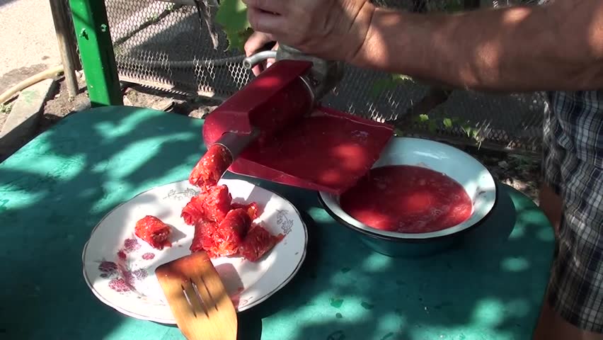 extracting tomato juice with Juice squeezing machine, audio