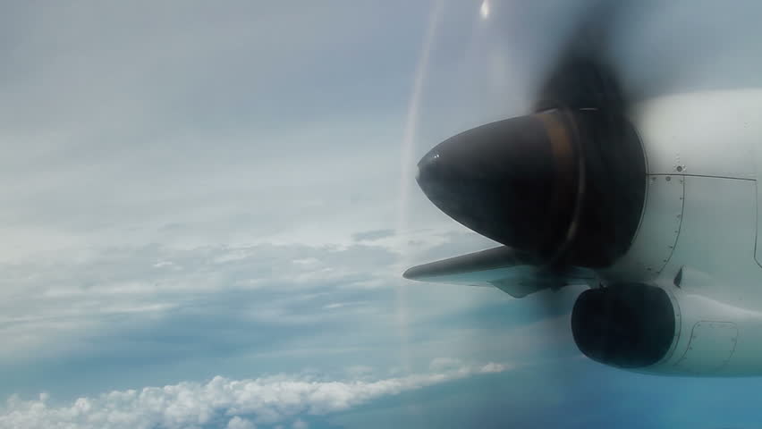 Flying propeller aircraft, propeller rotation