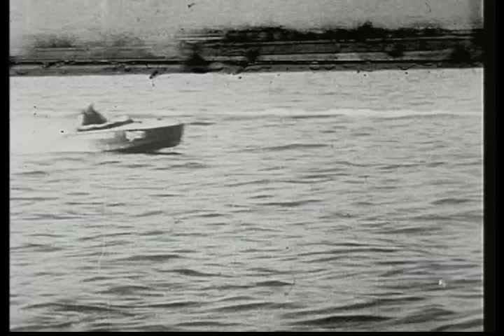 1920s - A speedboat race in 1928 filmed from a plane.