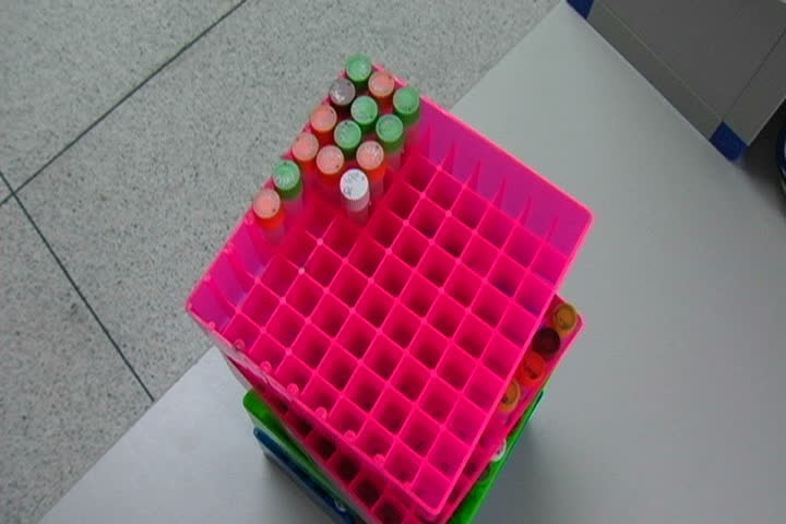 Header of air lock
