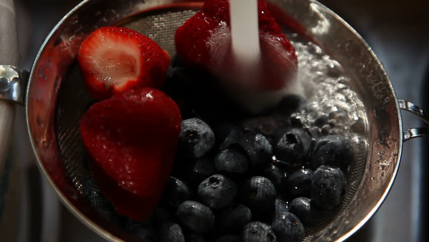 Cleaning fresh fruit