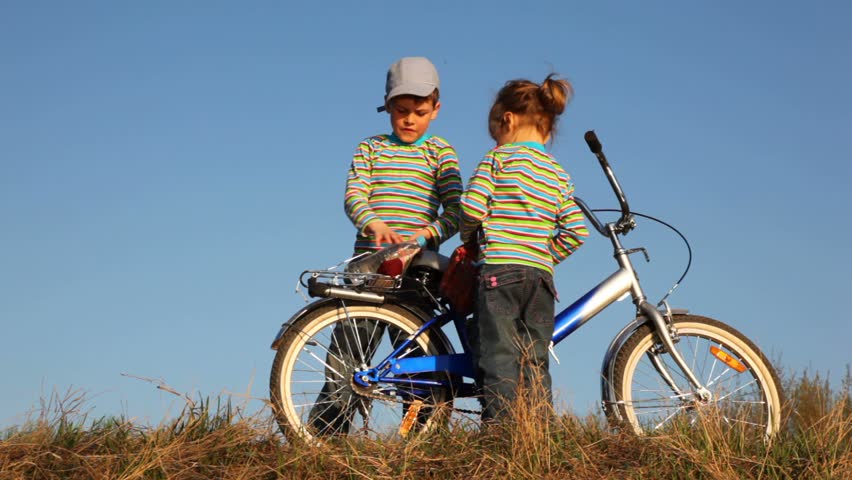 Boy and girl goes on picnic 