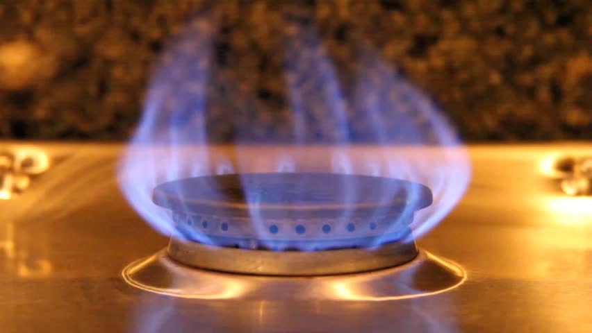 Gas burner large flame adjusted to small flame