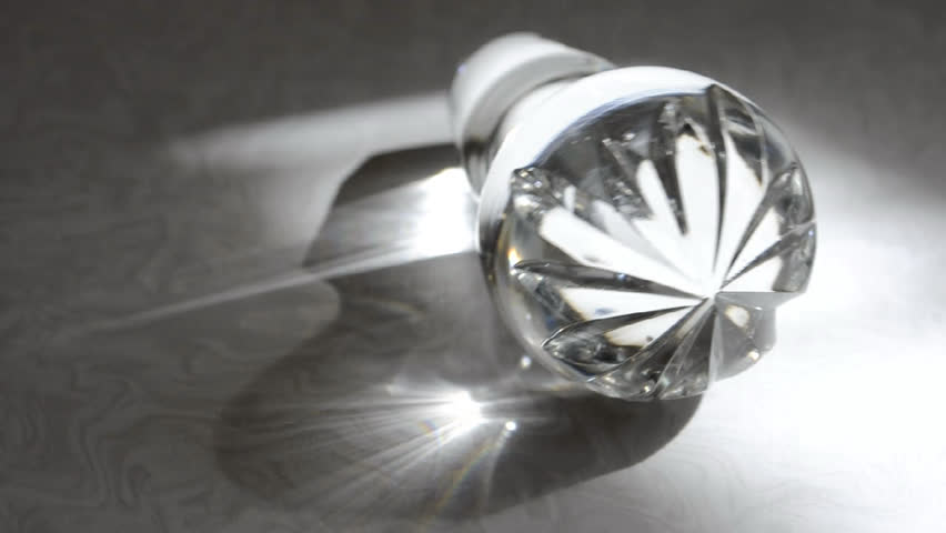 Vacillating crystal plug casting light beams