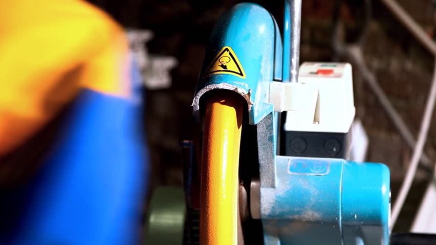 Panning on saw cut plastic profile - window manufacture