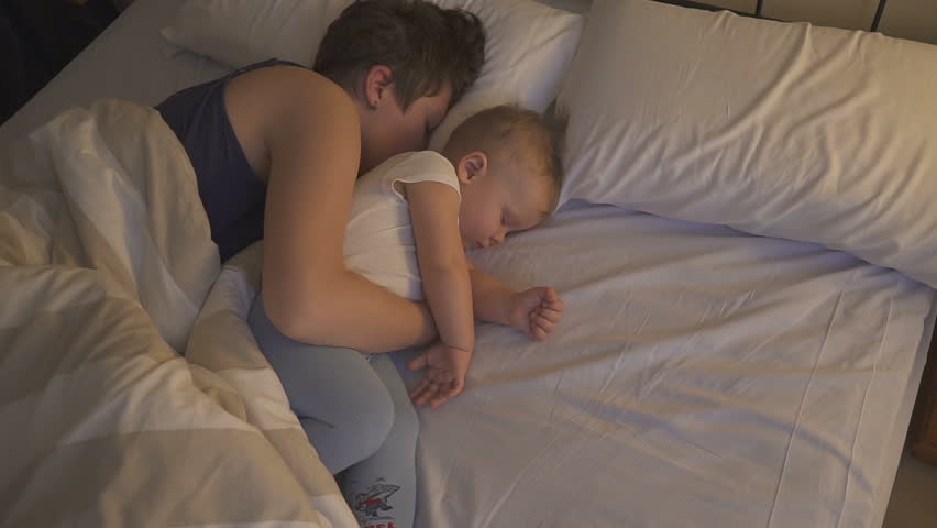 Сын снял спящую маму. Домогается до спящей матери. В одной кровати с сыном. Спящие мамочки на кровати одни.