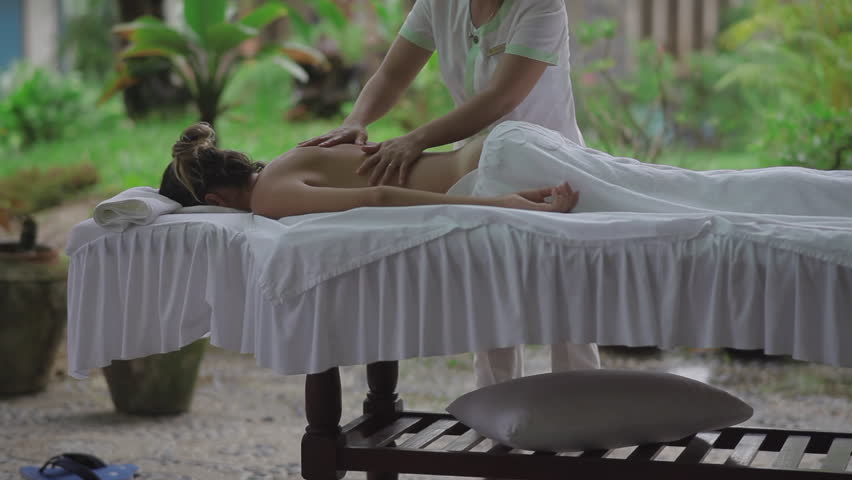 Latino Oma Outdoor Massage