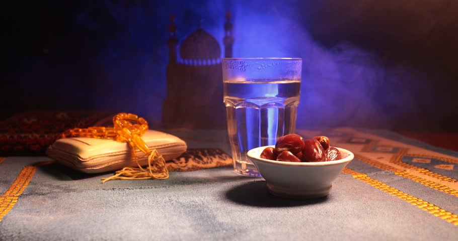 Голод в рамадан. Ramadan ифтар вода. Ифтар финики. Финики и вода. Стакан воды и финики.