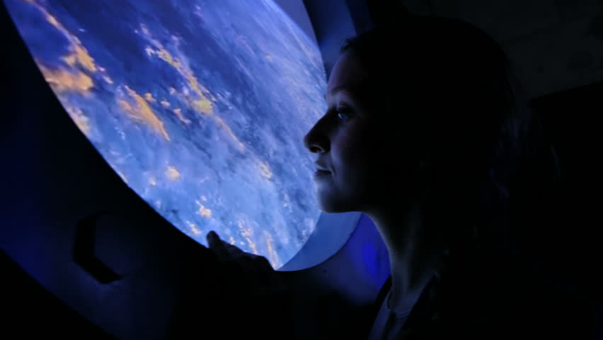 Вид из иллюминатора в космосе. Земля в иллюминаторе 2 девочки. Земля в иллюминаторе фото. Земля в иллюминаторе. Трава в иллюминаторе.