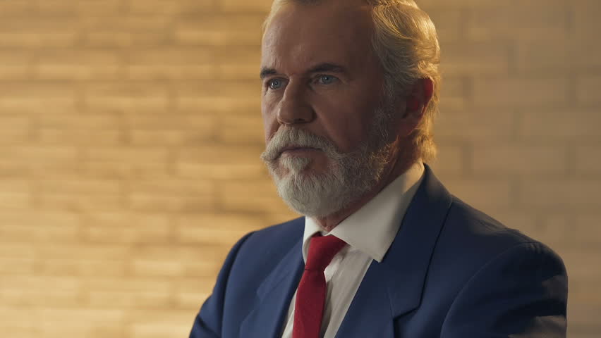 Rich old man. Старик миллиардер. Пенсионер миллионер. Богатый дедушка. Подилой мужчина с смнарой.