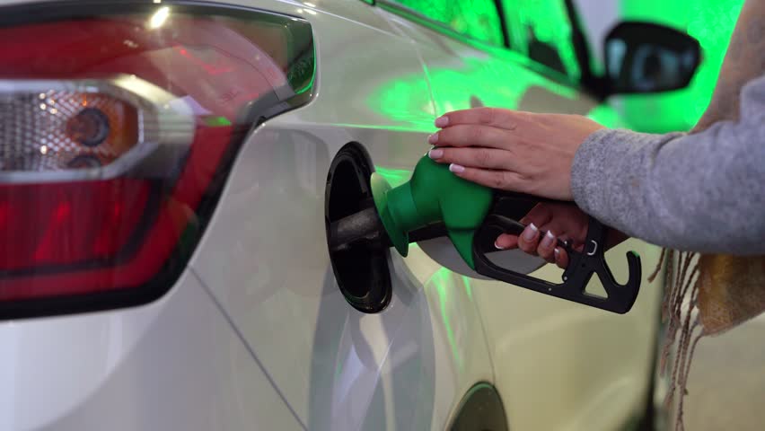 Машина на бензине. Lpg заправка. Заправляет машину. Мужчина в машине. Автомобильное топливо.