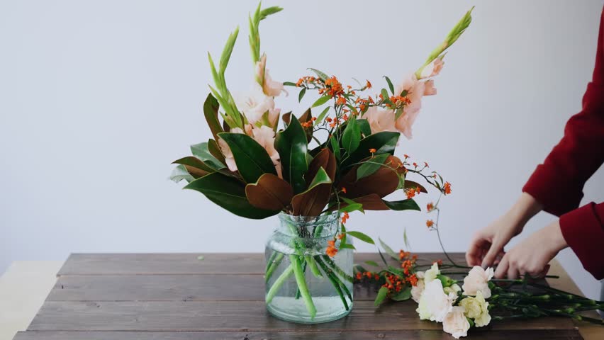 4k00 25female Florist Puts Flowers In A Glass Vase And Making A