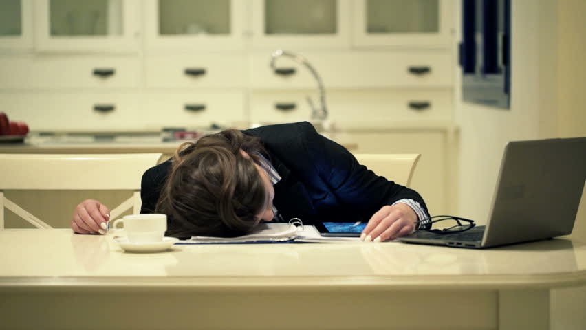 Мужчина спит за столом. Японский аудитор. Два уставших человека за компьютером. Видео tired. Человек сидит за компьютером.