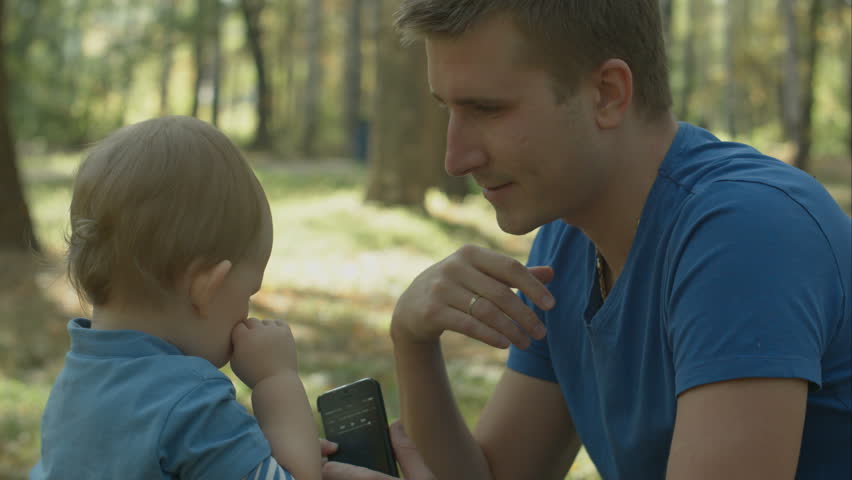 Сыном пользуется. Клип про отца и сына. Father is crying with son. Смотреть ролик отец и сын.