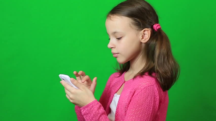 Видео девочкам разговаривать. Ребенок говорит по телефону. Видео девочкам разговаривать. Девочки разговаривают. Подросток разговаривает по телефону.