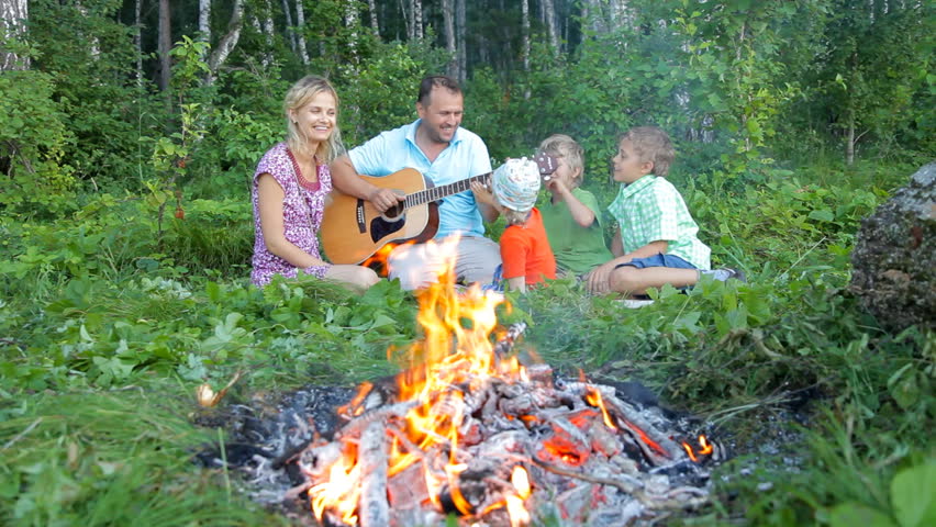 Семья у костра на природе