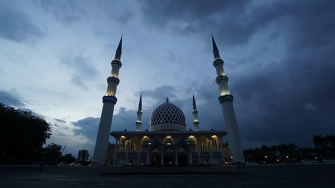 Sunset Time Lapse at a Mosque. Sultan Sallehuddin Abdul Aziz Shah Mosque, Shah Alam, Malaysia