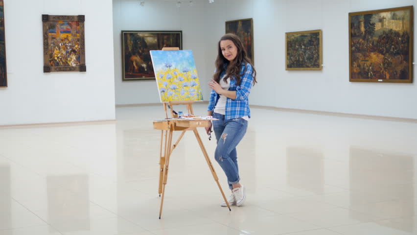 Художница в галерее