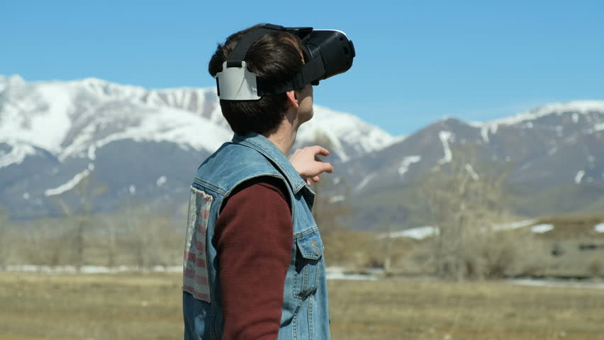 Man In 360vr Helmet At Stock Videoer 100 Royaltyfri 26947528