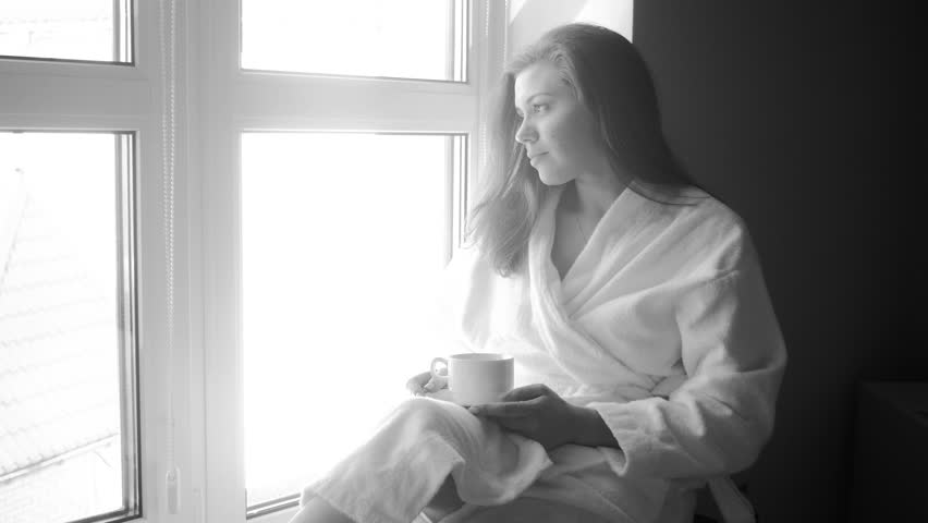 Девушка в халате и с кофе