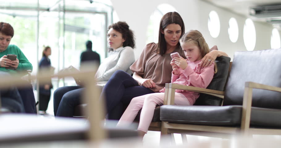 Women Waiting In A Crowded Stockvideos Filmmaterial 100 Lizenzfrei 27705148 Shutterstock