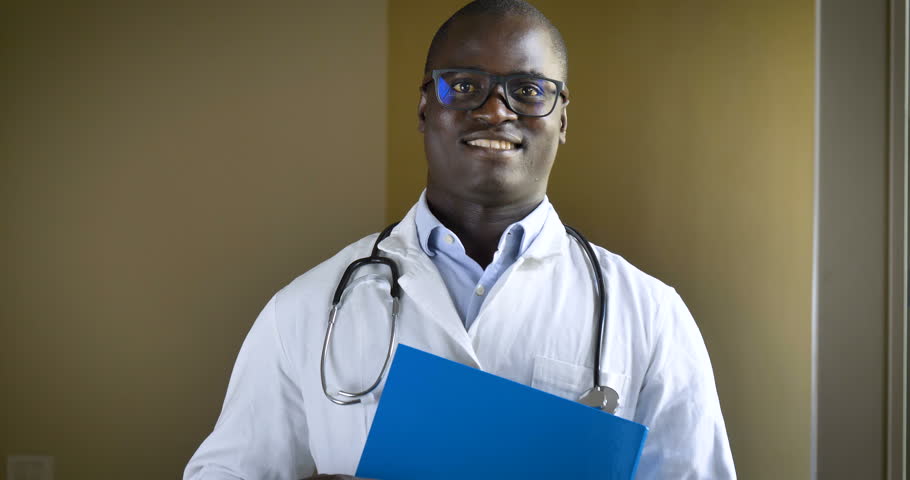 Чернокожий доктор. Врач в Нигерии Франсис Асукво. Темнокожий доктор. Доктор афроамериканец. Врач негр.