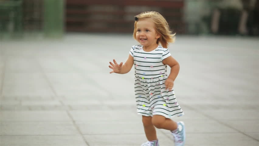 Running baby. Baby Run. Running Baby girl. От уем девочку. Baby Running back.