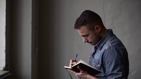 человек записывает seed-фразу в блокнот