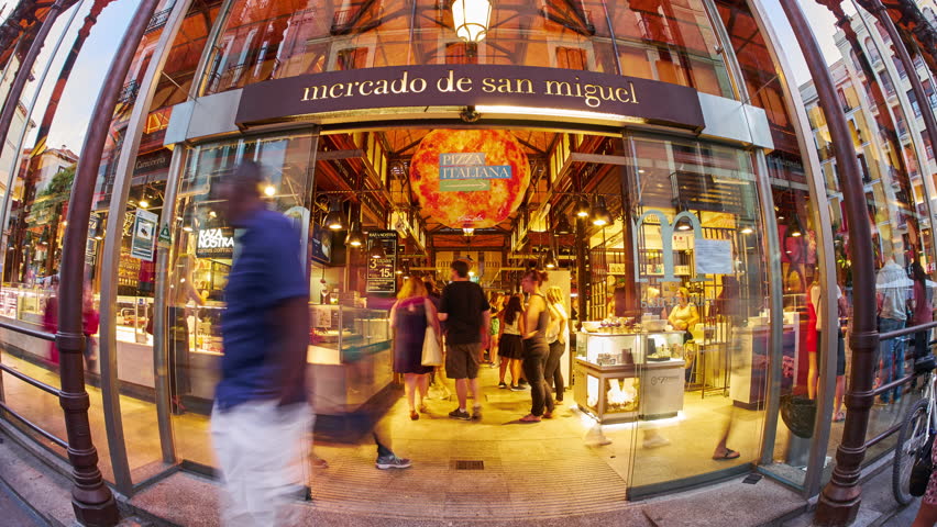 ISTANBUL - JUL 3: Turkish People Shop In Famous Egyptian 