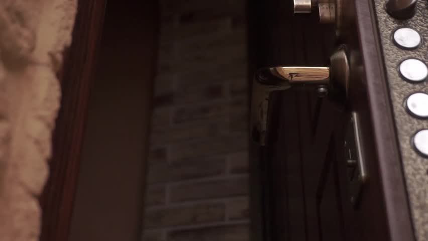 Hd00 30open And Close The Door With A Key Door Lock Under The Door